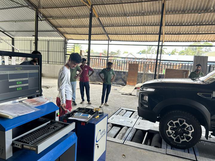 Teste de travões de rolos 5 em 1 com carga máxima no eixo de 4000 kg, deslizamento lateral de placa dupla e computador de controle industrial para linha de teste do veículo